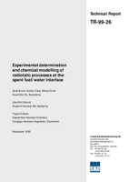 Experimental determination and chemical modelling of radiolytic processes at the spent fuel/water interface