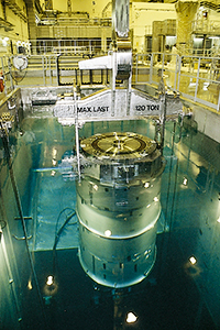 Det använda kärnbränslet flyttas till transport-behållaren under vatten.
